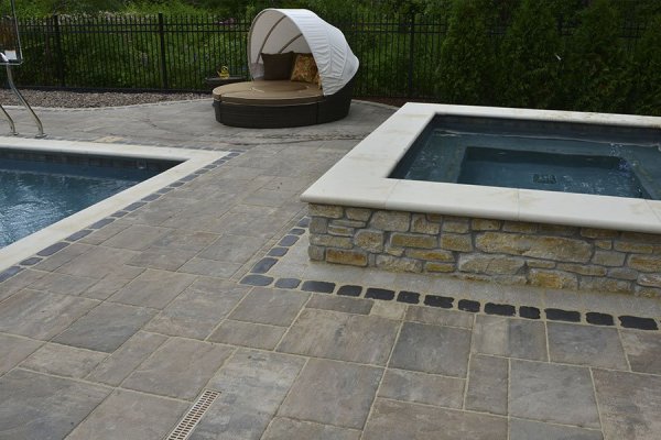 UNILOCK-Beacon-Hill-Flagstone,-Courtstone,-Jacuzzi-View, Pool