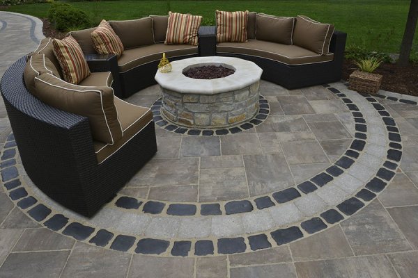 UNILOCK-Beacon-Hill-Flagstone,-Courtstone-Sitting-Space, Firepit