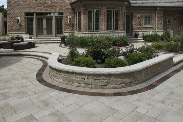 UNILOCK-Estate-Wall,-Ledgestone-Coping